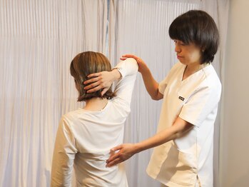 きれいウィーク 恵比寿/肩、背中施術中