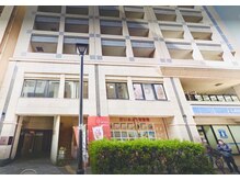 中央区役所を北へ２分。ローソンのあるビルの２Fが店舗です。