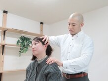 【根本的な原因を追究】首の可動域を一緒に確認します。