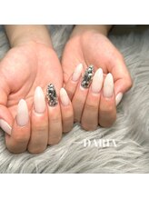 ダリア(Daria)/ホワイト&埋めつくしネイル