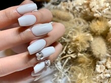 サロンドフォーエイチ(salon de 4H)/白ネイルにビジューで上品に♪