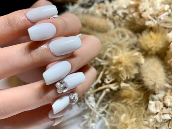サロンドフォーエイチ(salon de 4H)/白ネイルにビジューで上品に♪