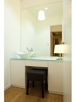 ひつじのあくび/個室メイクルームで施術後一休み