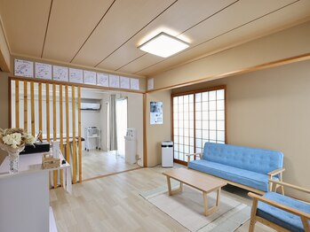 上楽スポーツ鍼灸院/ゆったりくつろげる待合スペース