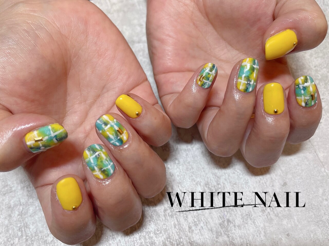 2025年-2026年冬トレンド】イエロー ツイードのネイルデザイン集｜人気