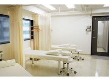 わむず整体院 池袋院の雰囲気（白を基調とした空間 。カーテンの仕切りもあるので女性も安心）