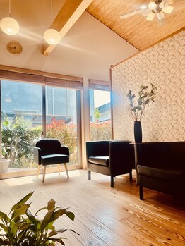 ムーア 宮崎店(mooa)/木の温もりを感じる明るい店内