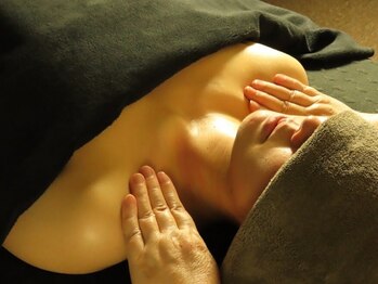 ペリウィンクルローズの写真/【天然精油100％使用。極上の癒しのお時間を】取れないコリやむくみをじんわりほぐし,翌日も楽が続く身体へ