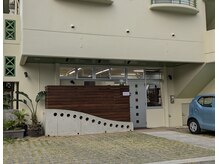 ミスネイル 名護店(Ms.naiL)の雰囲気（名護市東江／店舗正面駐車場2台）