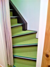 からだすまいる本舗/２階へ続く抹茶色の内階段