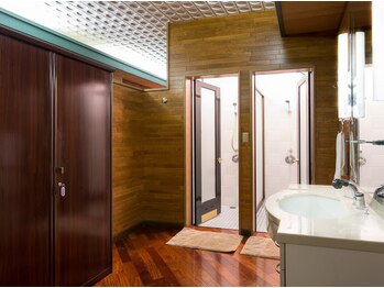 中国式アロマリラクゼーション ロミロミ/シャワー室、鍵付きロッカー