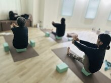 南林間駅前スタジオ メローヨガ(Mellow-Yoga)の雰囲気（11:00～グループヨガ。美しく健康的に年を重ねる体作りを応援。）