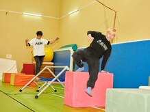 アクロバットジムホワイト/