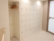 お出かけ前や買い物帰りにも嬉しい！全席数分ロッカー完備