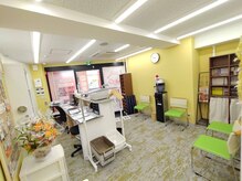 上福岡駅前鍼灸整骨院/広い待合室があります。