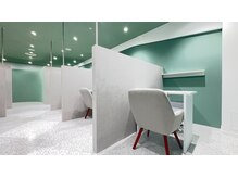 アトワ バイ サイ(A'tois by sai)の雰囲気(グリーンで統一された洗練され、清潔感のあるシェアサロン)