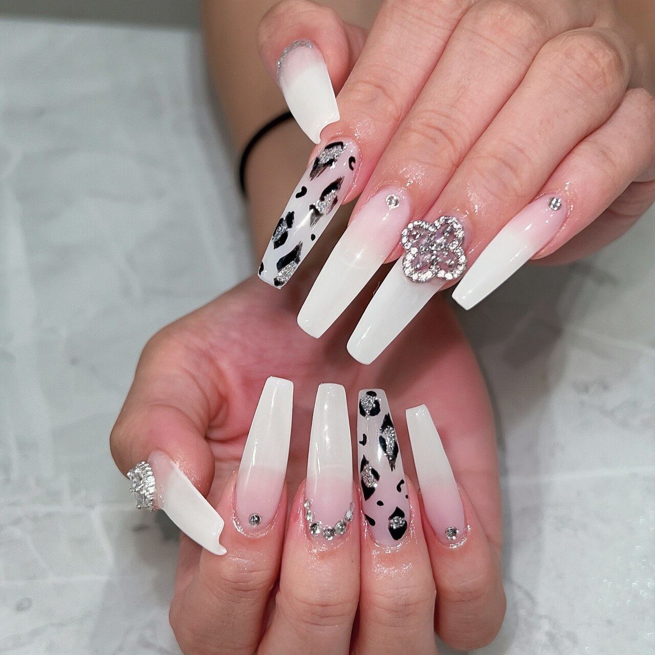 ロングネイル ホワイト ブラック 花 2025年秋トレンド】ホワイト スーパーロングのネイルデザイン集