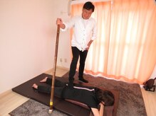 リンパ整体の雰囲気（足技で身体の芯からほぐすからポカポカになり手技の3倍の効果。）