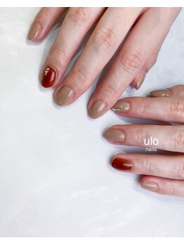 ウロネイルズ(ulo nails)/ワンカラーに絶妙に散らした箔
