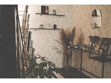 クレナ ネイルアトリエ(clena. nail atelier)の雰囲気（あなただけの空間をゆったりソファでお過ごしください）