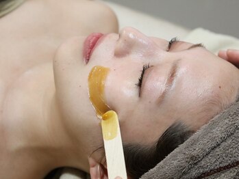 ニキビ・毛穴専門ハーブピーリングACNE LABO 梅田店【3/17 NEW OPEN(予定) 】の写真/フェイシャルワックスで毛穴汚れや産毛をごっそり洗浄して透明感のある美肌に★くすみ解消で化粧ノリUP♪