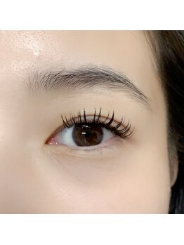 ジーエー(G.A)の写真/違和感の少ないフィット感。その理由は“1本1本の丁寧さ”まつげの流れに沿って、どこから見ても自然に。