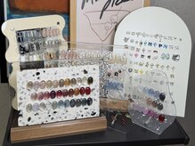 シェノエ ネイルズ(Chenoe Nails)の雰囲気（マグネットやパーツ、アートサンプルを多数取り揃えております☆）