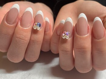 サロンドフォーエイチ(salon de 4H)/フレンチネイルで大人可愛い♪