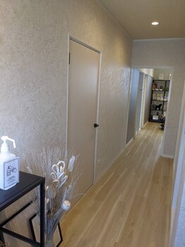 サロンドダリア(Salon de Dahlia)/店内通路