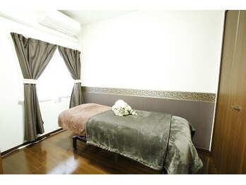 エステルーム アンジュ(Esthe Room Ange)の写真/【完全個室サロン/40代・50代のスタッフがノーファンデーションで対応】専用駐車場3台完備☆