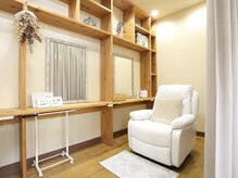 ララント(lalant)の雰囲気（寛げるリクライニングチェア♪カーテンで仕切ります♪）