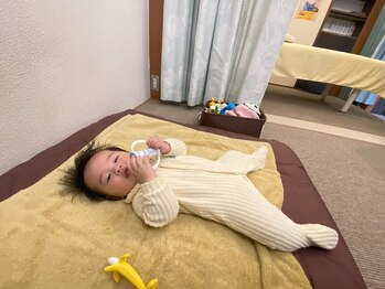 子育てママの整体サロン/施術中のお子様の様子