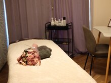 【ドライヘッドスパ専門店】dry headspa yuuの雰囲気（グレー、木目調を基調とした落ち着いた内装）