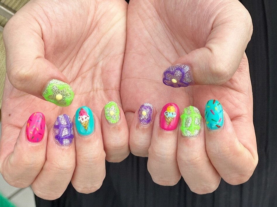 2025年-2026年冬トレンド】カラフルポップのネイルデザイン集｜人気順