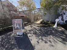 リツ(Rits)/駐車場から入口へ