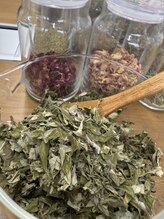 エル(L)/使用するよもぎとハーブ