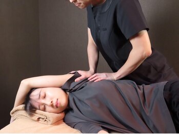 アースガーデン (natural relaxation earth garden)の写真/ストレッチ×もみほぐしの相乗効果◎自分では伸ばせない奥の筋肉までアプローチ!ペアでの来店も大歓迎♪