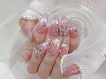 ワイアンドワイ(Y&Y)/目立つ可愛いキラキラネイル