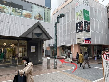 ポーラ 自由が丘南口店(POLA)/メルサ2の右横の道路を進みます