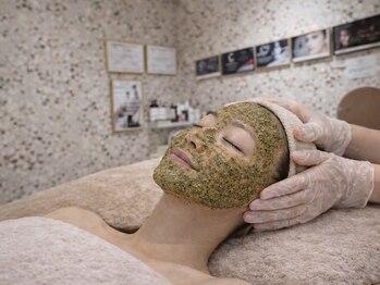 シャルム(CHARME)の写真/《プロ推奨コスメ使用》ヒト幹細胞×植物幹細胞の力で肌悩みにアプローチ。ワンランク上の上質な肌質改善を