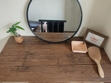 ユプレス(yplace)の雰囲気(ドレッサーで施術後のお直しご利用ください。全身鏡もございます)