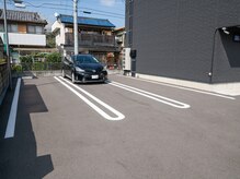 グッドインプレッション(Good impression)の雰囲気（建物横の縦列駐車上真ん中、黒い車の手前にお車を停めて店内へ♪）