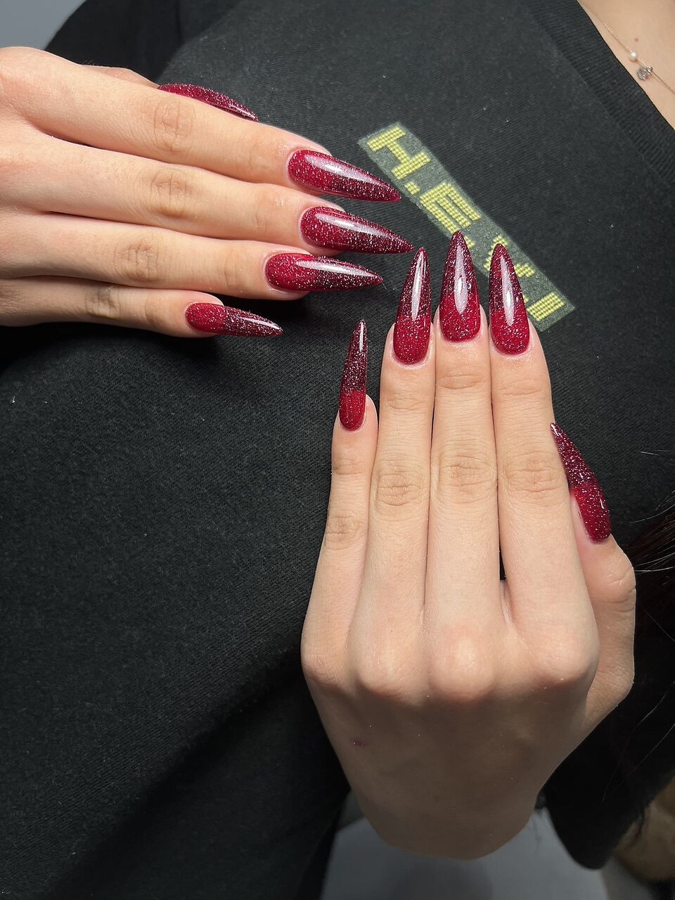 2025年-2026年冬トレンド】レッド スーパーロングのネイルデザイン集