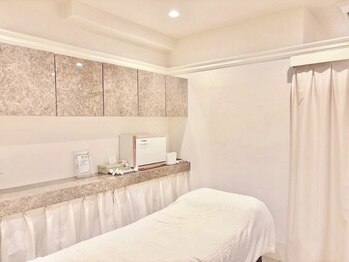 ディオーネ 四条烏丸店(Dione)/白を基調とした店内