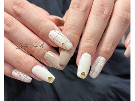 秋の大人かわいいチェックネイル