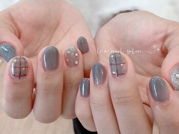 グレー×チェックの上品ネイル
