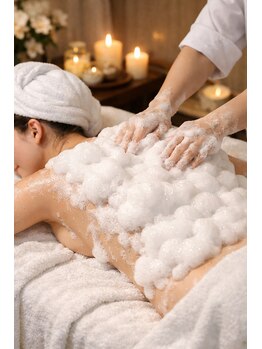 ロイズ(ROYCE)の写真/「夏前に差がつく!後ろ姿美人ケア」白玉背中&ヒップ毛穴洗浄コース
背中ニキビ黒ずみを改善したい方へ