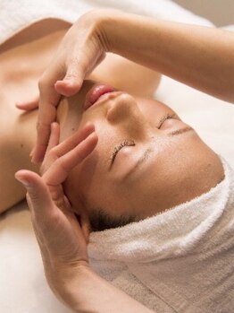 スパノビリタ 金沢店の写真/理想の小顔へ導くアロマ小顔マッサージ◎リフトアップでたるみ・二重あご解消をサポート！