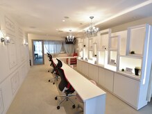 ストロベリーネイルズの雰囲気(白を基調とした店内の大きな窓からはけやき並木が見えます。)