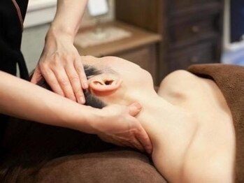ニパーセントバイセンシスタジオ エステ(2% by Sensi Studio)の写真/≪つらい首肩こりやだるさをスッキリ改善≫ヘッド・フェイシャル・全身リンパドレナージュもお任せ下さい♪